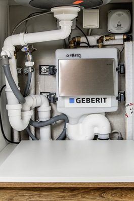 Die Hygienespülung von Geberit ist in den Ferienhäusern verdeckt unter der Küchenspüle eingebaut.