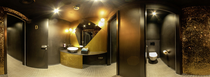 Im Sanitärbereich der Szenebar setzt das Farbkonzept auf dunkle Töne und spielt mit markanten Kontrasten.