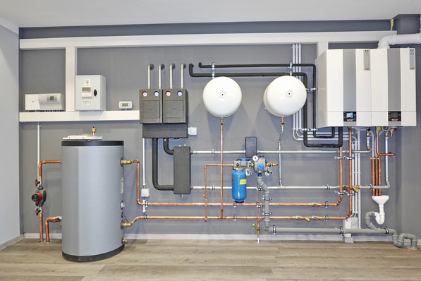 Ein Hybridsystem mit Brennwertheizkessel und Luft/Wasser-Wärmepumpe kombiniert die Vorteile der beiden Wärmeerzeuger und bietet die Möglichkeit, langfristig auf Änderungen im Energiesystem flexibel zu reagieren.