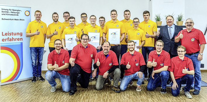 Deutsche Meisterschaft für Anlagenmechaniker SHK: In der Bildmitte mit Urkunde ist der diesjährige Sieger Tim Großpietsch. Links neben ihm die Urkundenträger Jochen Allenbacher (2. Platz) sowie der Drittplatzierte Simon Dorndorf.