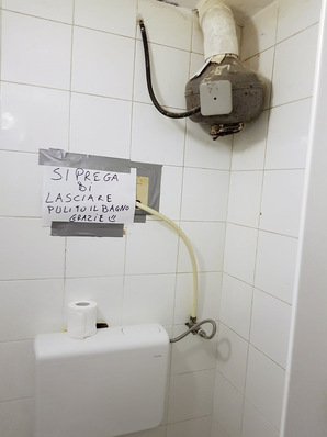 Auf dem Schild steht übrigens, dass man das Bad bitte sauber verlassen soll. Na ja.