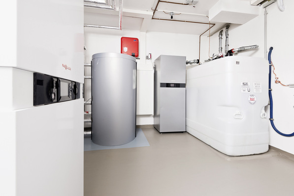 Im Keller des Innovationshauses befinden sich ein Hybridkompaktgerät, ein Strom- und zwei Wärmespeicher sowie ein Tank mit CO 2 -reduziertem Heizöl.