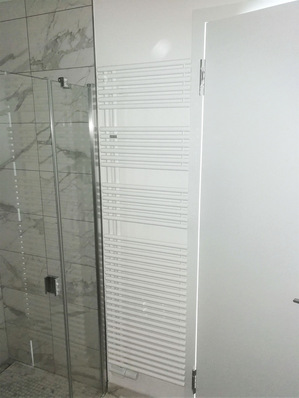 Die Handtuchheizkörper im ­Frankfurter Grand Tower sind mit den Ventilhahnblöcken Variodesign von Simplex ausgestattet.