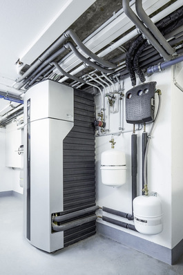 Die Wärmepumpe WKF 120 compact inklusive Trinkwasserspeicher im ­sanierten Einfamilienhaus.