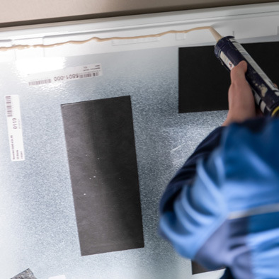 Der Minimum Wannenträger wurde bereits ab Werk mit der Duschwanne vorkonfektioniert. Der Installateur muss nur noch den Kleber aufbringen und die Duschwanne auf den Estrich kleben.