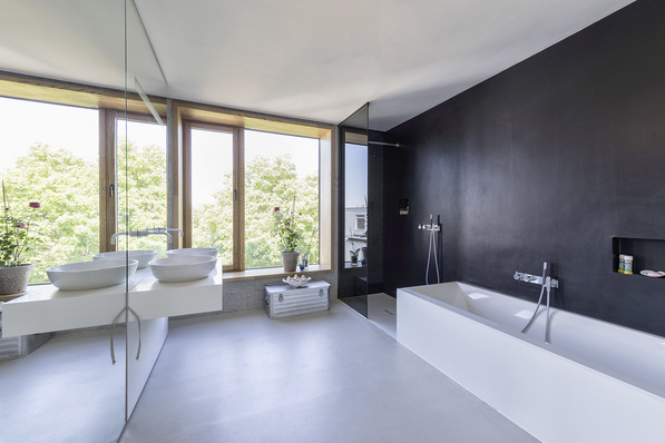 Badausstattungen im multifunktionalen Stadthaus: Doppelwaschplatz mit Aufsatzwasch­tischen der Kollektion Artis und Badewanne Squaro Edge 12 von Villeroy & Boch.