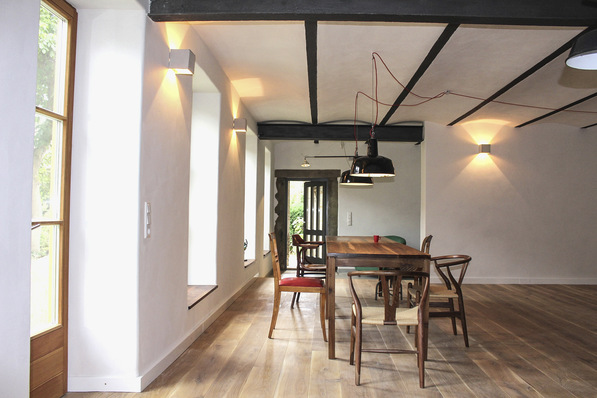 Der Kunde wollte die Fenster vergrößern, ­wofür die vorhandenen Heizkörper ein Hindernis waren. Er fragte seinen Heizungsbauer und das Ergebnis ist eine Wandheizung unter den Brüstungen und neben den Fenstern.