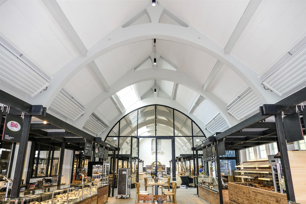 Die Markthalle Herford wurde umfassend saniert und dabei mit Deckenstrahlplatten ausgestattet.