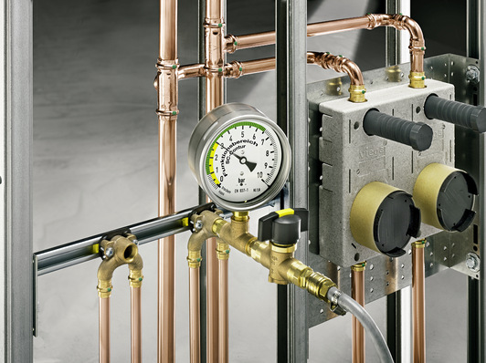 Bei Dichtheitsprüfungen an Trinkwasser-Installationen ist sauberes Arbeiten gefragt: Vorzugsweise wird mit ­Inertgas abgedrückt.