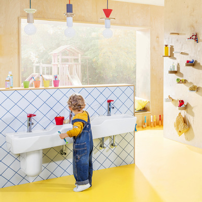 Die VDI Richtlinie 6000 Blatt 6 fordert eine „funktionstüchtige, praktikable und visuell ansprechende Ausstattung“ für Sanitäreinrichtungen in Kindergärten, Kindertagesstätten und Schulen.