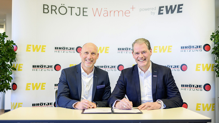 Michael Heidkamp, 
EWE (l.), und Heinz-Werner Schmidt, BDR Thermea Deutschland, unterzeichnen die ­Kooperation in Sachen Heizungsleasing.