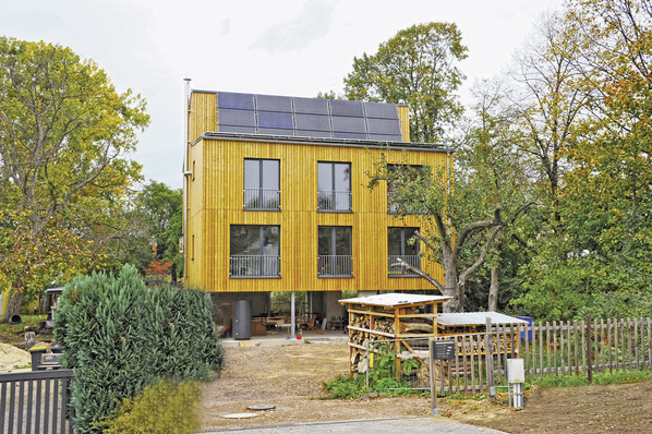 Bild1: Die PVT-Kollektoren dienen als Wärmequelle für Wärmepumpen und erzeugen gleichzeitig Strom.