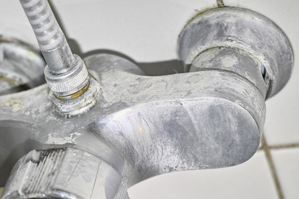 Kalkhaltiges Wasser ist für den Menschen unbedenklich genießbar, die darin enthaltenen Mineralstoffe stellen jedoch für die Leitungen im Haus  eine große Gefahr dar. 