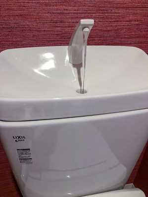 Das Wasser zum Händewaschen füllt direkt wieder den Spül­kasten. Nicht schlecht!