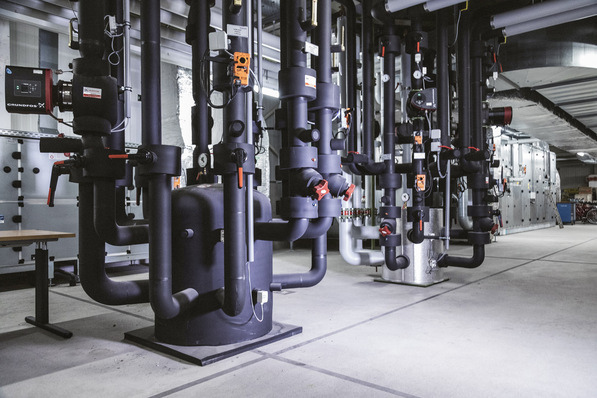 Einen effizienten Wärmepumpenbetrieb mit gleichzeitiger Nutzung von Kälte und Wärme ermöglichen diese zwei 3-stufigen Sammel-, Speicher- und Verteillösungen vom Typ Zortström Multi-H.