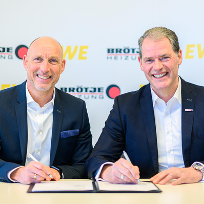 Startschuss für die Vermarktung von „BRÖTJE Wärme +  powered by EWE   “ gaben mit der Unterzeichnung des Kooperationsvertrages Heinz-Werner Schmidt (re.) , Geschäftsführer der August Brötje GmbH, und Michael Heidkamp (li.), Vorstand Markt der EWE AG.