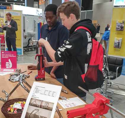Dank der Unterstützung des Großhandels konnten die Besucher unter anderem Tabletständer und Klempnerpfeifen an der Zeit-zu-starten-Werkbank herstellen.
