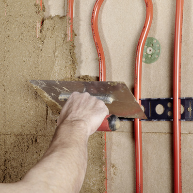 Bei der Umsetzung der Flächenheizung/-kühlung an Wand und Decke müssen die verschiedenen Gewerke koordiniert werden. Dies kennen SHK-Fachhandwerker nicht nur vom Fußboden sondern auch aus der Badsanierung.