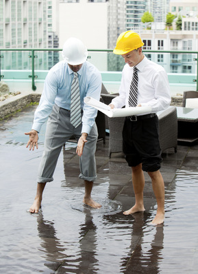 Bei Starkregen geraten Flachdächer und ihre Entwässerungssysteme oft an ihre Leistungsgrenzen.