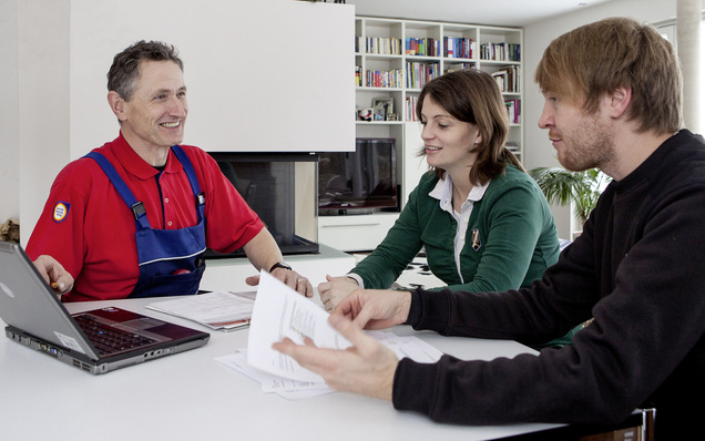 Gute Voraussetzung: Bei den bevorzugten Infoquellen über Heizungstechniken mit Erneuerbaren Energien liegen die Heizungsbauer ganz weit vorne.