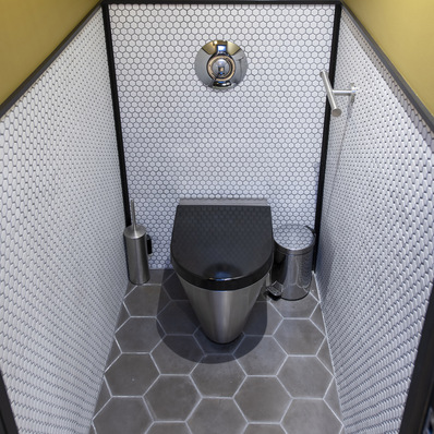 Hygiene wird durch WCs aus Edelstahl quasi garantiert, da bakteriostatisch und leicht zu reinigen.