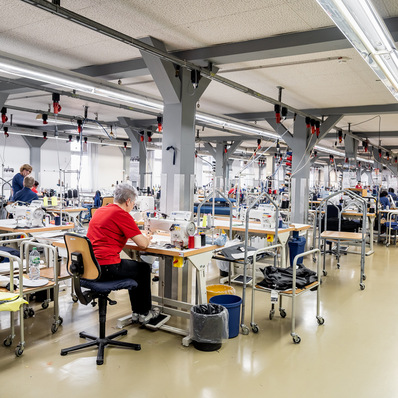 In der Näherei von Kübler läuft die Produktion von Mund-Nasen-Masken auf Hochtoren.