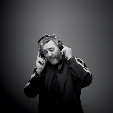 Philippe Starck sagt über Musik: „Ich liebe Musik. Ich arbeite mit Musik, und man könnte sogar sagen, dass die Qualität meiner Kreationen von der Qualität der Musik abhängt, die ich höre. Aber vor der Musik ist der Lärm und vor dem Lärm ist der Sound. Der Sound ist fundamental, ich lebe im Sound.“ Seine Playlist, die er „AMOUR“ getauft hat, reicht von französischen Chansons über Bob Dylan bis hin zu Rihanna – ein bunter Mix, der dem Namen alle Ehre macht.