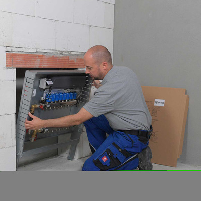 Der Arbeitsalltag vieler Fachhandwerker ist von einem hohen Zeit- und Kostendruck bestimmt. Mit vormontierte Verteilerstationen entfallen bis zu 250 Handgriffe auf der Baustelle.