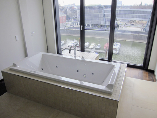 Vorgabe erfüllt: Die Kunden wollten auf jeden Fall beim Baden den Ausblick in den Yachthafen vor dem Haus genießen.