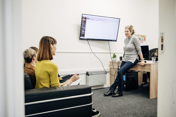 Die große Gefahr bei vielen Führungskräften besteht darin, sich selbst zum „Mitarbeiter“ zu machen oder gar machen zu lassen und dabei die originären Aufgaben als Chef aus dem Blick zu verlieren.
