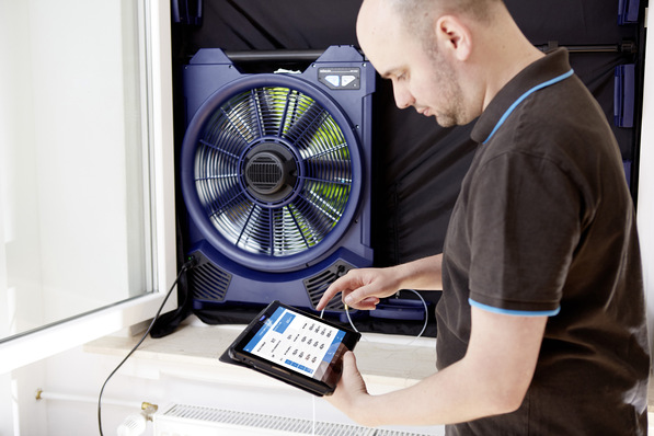Das Blower-Door-Messgerät Wöhler BC 600 wird nur noch über eine App gesteuert.