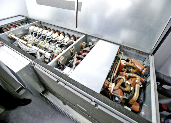 Beim Hybrid-VRF-System zirkuliert das Kältemittel nur ­zwischen ­Außengerät und Hybrid-BC-Controller (im Bild). Da im Gebäude die Kälte- und Wärmeverteilung über einen Wasserkreislauf ­erfolgt, ist auch die Kältemittelfüllmenge gering.