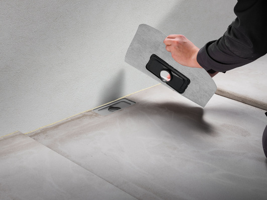 Klare Trennung der Gewerke: Über die konstruktive Konzeption der Duschrinne Advantix Cleviva stellt Viega für Abdichter oder Fliesenleger ein abgestimmtes Set für die qualifizierte Abdichtung der bodengleichen Entwässerung im Verbund zur Verfügung. Die Dichtmanschette muss nur noch eingeclipst werden.