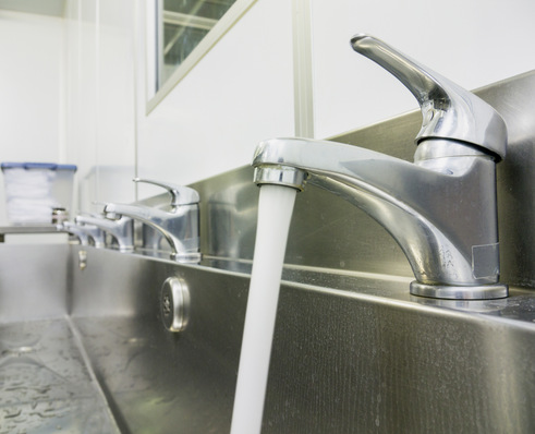 1 Sportstätten waren während des Lockdowns lange geschlossen. Für die Trinkwasseranlagen -bedeutete der Stillstand, dass sich Mikroben -ungehindert vermehren konnten.