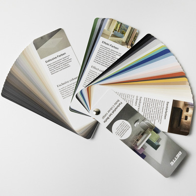 Um die Vorauswahl der Farbe sowie den Beratungsprozess zu erleichtern, bietet Bette nun einen praktischen, zweisprachigen Farbfächer an.