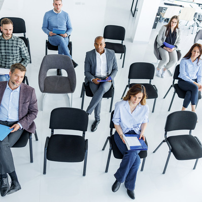 Ein strenges Hygienekonzept sowie eine begrenzte Teilnehmerzahl in großen und gut gelüfteten Räumen bieten Wohlfühl-Atmosphäre und Sicherheit bei einer Teilnahme vor Ort.