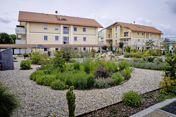 Bild 1 Annex-50-Fallstudie „Energie-Insel Petershagen“ mit sieben Mehrfamilienhäusern mit insgesamt 90 Wohnungen. Eingebaut sind sieben Sole/Wasser-Wärmepumpen (Bosch); Warmwasser wird über dezentral in den Wohnungen installierten Frisch­wasserstationen erzeugt. Kurzdarstellung des ­Projektes ist über www.bit.ly/tga1292 abrufbar.
