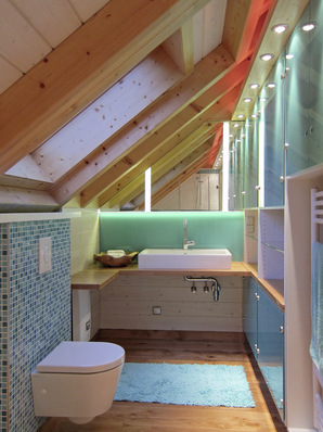 Mit Kontrasten arbeiten: Die kräftige Farbe vermittelt Frische und Sauberkeit und ist ein schöner Gegenpol zum Holz. Dazu kommt der Kontrast zwischen dem glatten, glänzenden Glas und den matten, strukturierten Holzoberflächen.