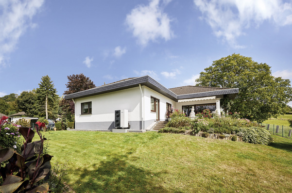 Der Feldtest des Fraunhofer ISE zeigt, dass Wärmepumpen auch für den Einsatz in Bestandsgebäuden geeignet sind und ­dabei deutliche CO 2 -Einsparungen erzielen.