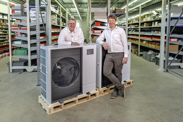 Benedikt (re.) und Anton Herzog ­haben vor einigen Jahren entschieden, ihren Betrieb auf zukunfts­weisende Energietechnologien zu spezialisieren. Im Zentrum steht ­dabei die Wärmepumpe.