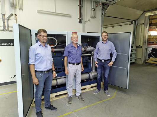 Die Geschäftsführer Andreas Weigel (li.) und Andreas Bodensteiner (re.) mit Firmengründer Konrad Weigel.