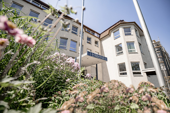 Im Karolinen-Gymnasium in Rosenheim wird in den Klassenzimmern ein kompletter Luftaustausch bis zu 3,5-mal in der Stunde durchgeführt.