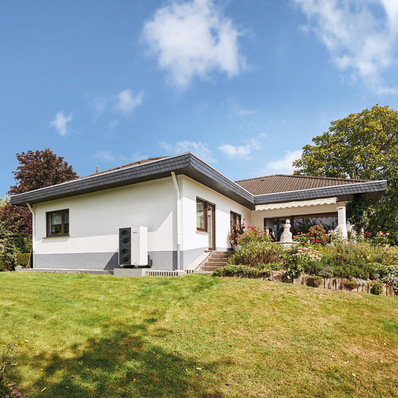 Der Feldtest des Fraunhofer ISE zeigt, dass Wärmepumpen auch für den Einsatz in Bestandsgebäuden geeignet sind und dabei deutliche CO 2 -Einsparungen erzielen.