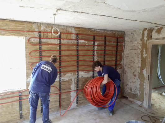 Bild 1: Wird eine Wandheizung an einer Außenwand geplant, ist unter Umständen eine ­zusätzliche Innendämmung erforderlich.