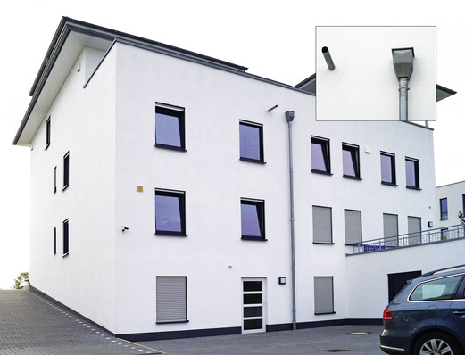 Bild 1: Balkonentwässerung mit rundem Notüberlauf bei geschlossener Brüstung.