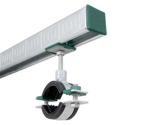 Montageschienen für die Schnellmontage von Rohrschellen stehen im Mittelpunkt dieser Marktübersicht. Das Bild zeigt als Beispiel eine Schiene mit Rohrschelle von Walraven.