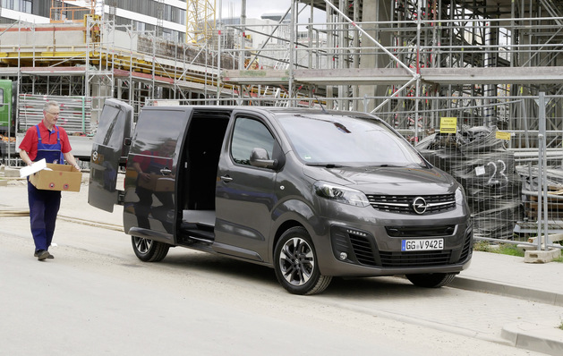 Ob als Stromer oder mit Dieselantrieb: Opel bietet den Vivaro in drei Längen an, mit einem Ladevolumen von 4,6 oder 5,3 oder 6,1 m³ hinter der Trennwand (hier die mittlere Größe).