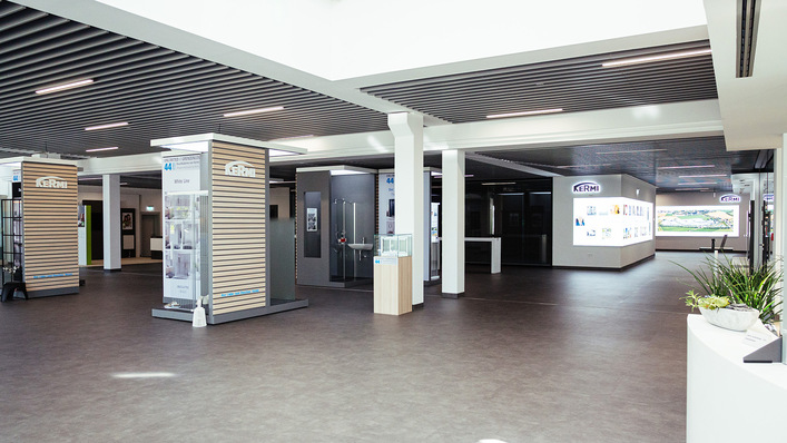 Das Kermi Infocenter in Plattling präsentiert sich nach grundlegendem Umbau mit neu gestalteten Ausstellungs-und Schulungsräumen – im Bild der Blick ins Infocenter vom Empfangsbereich.