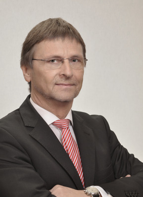 Günther Mertz, Geschäftsführer des Fachverbands Gebäude-Klima e. V., FGK begrüßt, dass auf politischer Ebene die Bedeutung der Lüftung für die Eindämmung der Corona-Pandemie erkannt wurde.