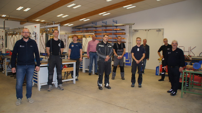 Stolz präsentiert sich die Gruppe der Anlagenmechaniker SHK: 1. Platz, Note 1,2: Julian Schmidt / Schwaben; 2. Platz, Note 1,9: Jonas Beck / Unterfranken, 3.  Platz, Note 2,3: Anton Frey / Oberbayern, weitere Plätze: Schubert Christian / Oberfranken, Tim Stierhof / Mittelfranken, Samuel Weiß / Niederbayern-Oberpfalz   